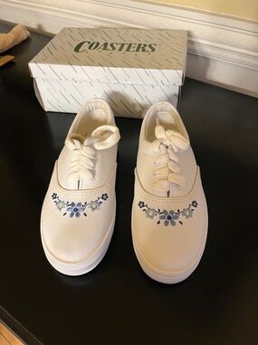 vintage Y2K little girls new white leather sneakers w/ floral blue design 13 1/2